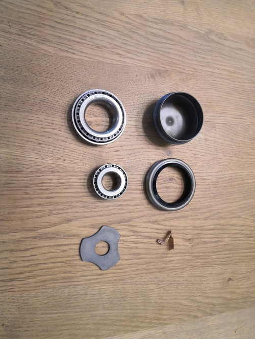 Wheel bearing set for the Pagode W113. 